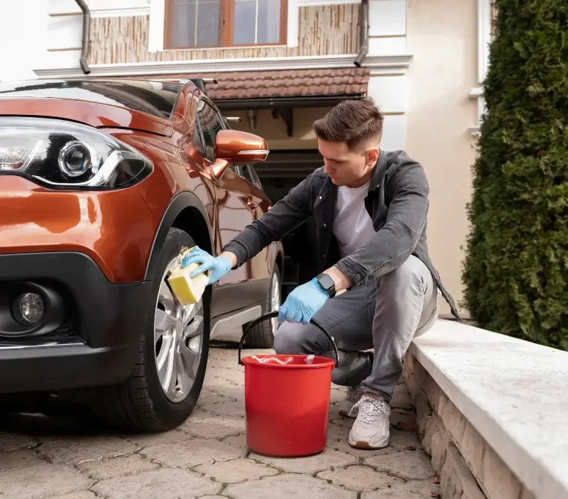 Lavage auto à domicile Cuxac-d'Aude : professionnel intervenant sur un véhicule